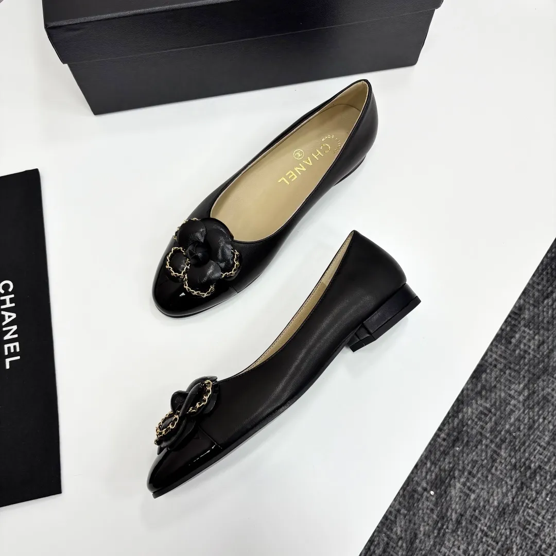 👟👟Ex-factory price 580👟👟 CHANEL｜Chanel Chanel 25C early spring new product Camellia series flat shoes This season’s Camellia series is really beautiful😍 Grandma Xiang’s family has always been elegant and ladylike, full of high-end sense! It’s very nice on the feet~ Whether worn barefoot or paired with skirts or trousers, it’s very versatile! Incomparably beautiful! Extraordinarily fairy 🧚 Overwhelmingly girly‼ ️ The upper is made of imported lambskin, the lining is made of mixed sheepskin, and the Italian A-grade leather outsole Size: 35-39 (40/41 customized)